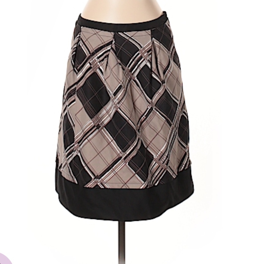BCBGMaxAzria Skirt Tan/Black Size 2. EUC.